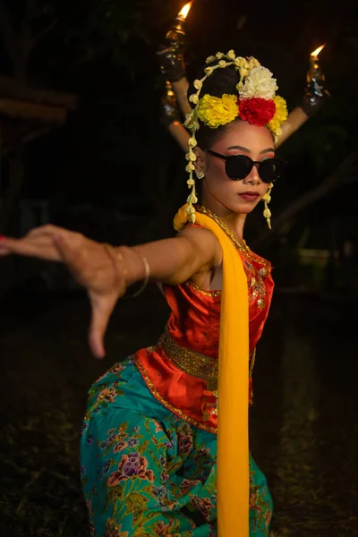 Une Danseuse Javanaise Danse Très Habilement Tout Portant Des Lunettes — Photo