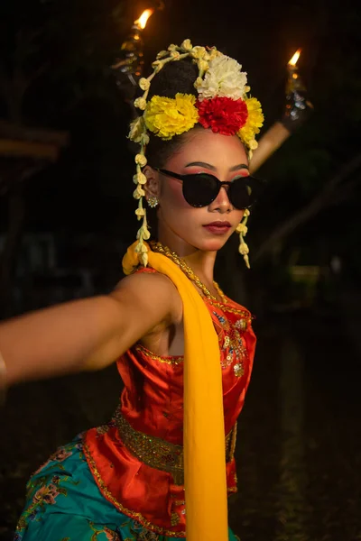 Jawajski Tancerz Tańczy Bardzo Umiejętnie Nosząc Okulary Przeciwsłoneczne Oczach Bardzo — Zdjęcie stockowe