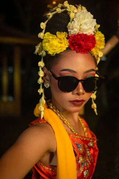 Jawajski Tancerz Tańczy Bardzo Umiejętnie Nosząc Okulary Przeciwsłoneczne Oczach Bardzo — Zdjęcie stockowe