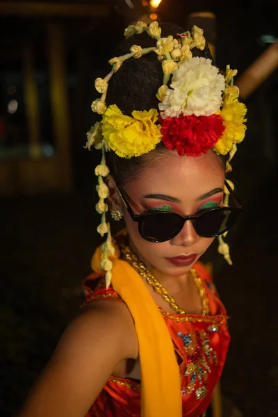 Una Bailarina Javanesa Baila Muy Hábilmente Mientras Usa Gafas Sol — Foto de Stock
