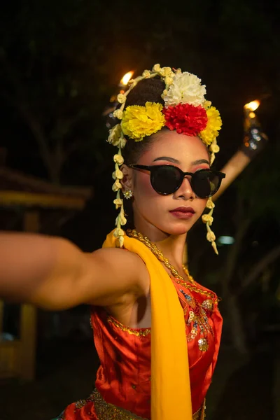Una Bailarina Javanesa Baila Muy Hábilmente Mientras Usa Gafas Sol —  Fotos de Stock