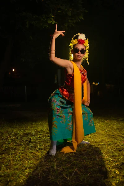 Egy Jávai Táncos Nagyon Ügyesen Táncol Napszemüveg Viselése Közben Szemén — Stock Fotó