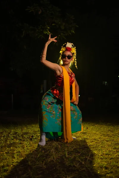 Une Danseuse Javanaise Danse Très Habilement Tout Portant Des Lunettes — Photo