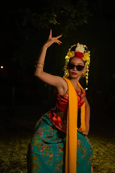 ジャワのダンサーは 彼女の目にサングラスを着用しながら非常に巧みに踊り 夜に非常に美しい顔のメイク — ストック写真