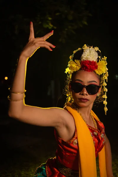 Een Javaanse Danseres Danst Zeer Vakkundig Terwijl Een Zonnebril Haar — Stockfoto