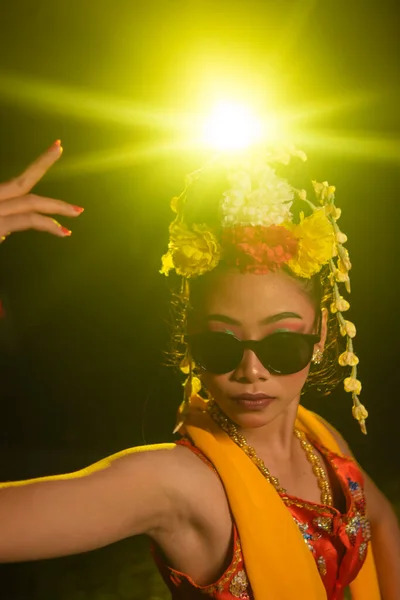 Bir Java Dansçısı Gözlerinde Güneş Gözlüğü Geceleri Çok Güzel Bir — Stok fotoğraf