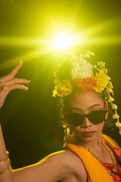 Яванская Танцовщица Танцует Умело Надевая Солнцезащитные Очки Глаза Красивый Макияж — стоковое фото
