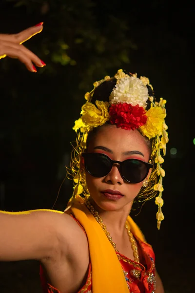 一名爪哇舞蹈演员舞技高超 戴着太阳镜 晚上化着美丽的面容 — 图库照片