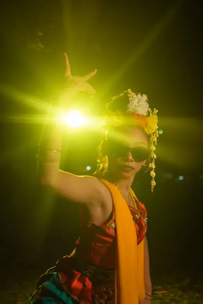 Uma Dançarina Javanesa Dança Muito Habilmente Enquanto Usa Óculos Escuros — Fotografia de Stock
