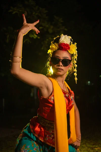 ジャワのダンサーは 彼女の目にサングラスを着用しながら非常に巧みに踊り 夜に非常に美しい顔のメイク — ストック写真