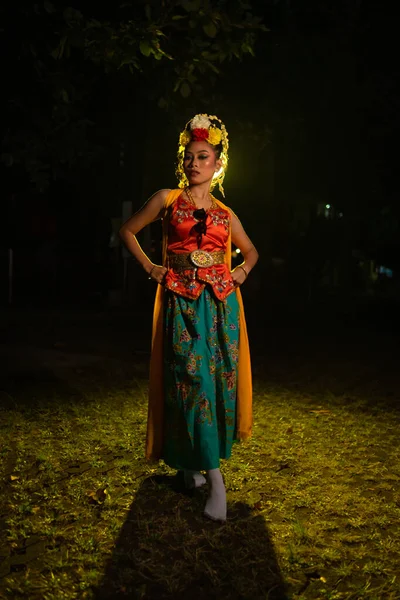 在晚上的舞台上 一个有着锐利的眼睛和金色服装的爪哇舞蹈演员 — 图库照片