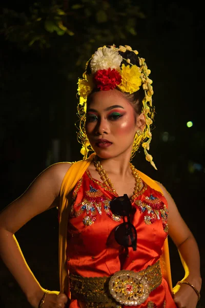 Dançarino Javanês Posa Com Olhos Afiados Traje Dourado Palco Noite — Fotografia de Stock