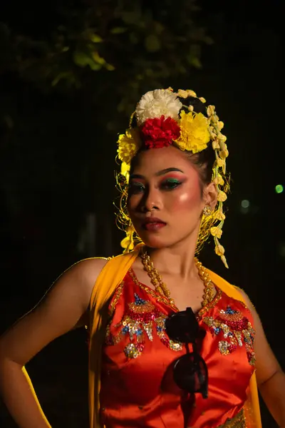 Jawajski Tancerz Pozuje Ostrymi Oczami Złotym Kostiumem Scenie Nocy — Zdjęcie stockowe