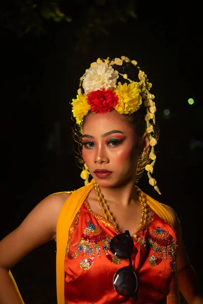 Una Bailarina Javanesa Posa Con Los Ojos Afilados Traje Oro — Foto de Stock