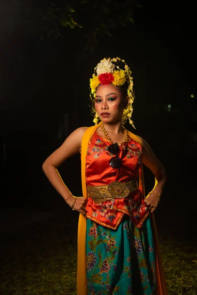Een Javaanse Danser Poseert Met Scherpe Ogen Een Gouden Kostuum — Stockfoto