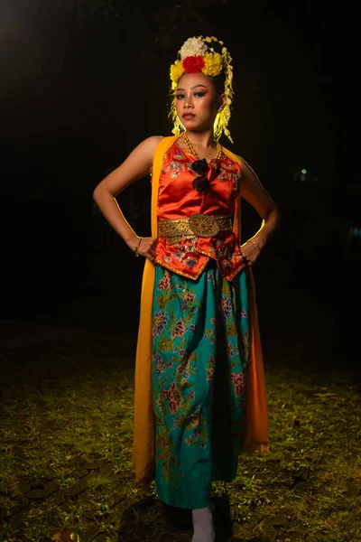 Javanesisk Dansare Poserar Med Skarpa Ögon Och Gyllene Kostym Scenen — Stockfoto