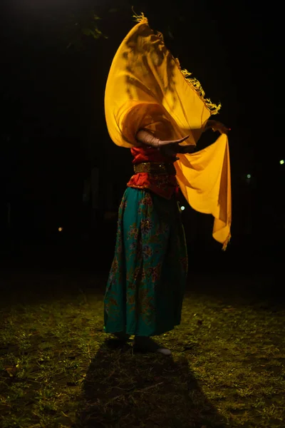 Eine Traditionelle Indonesische Tänzerin Tanzt Mit Einem Gelben Schal Der — Stockfoto
