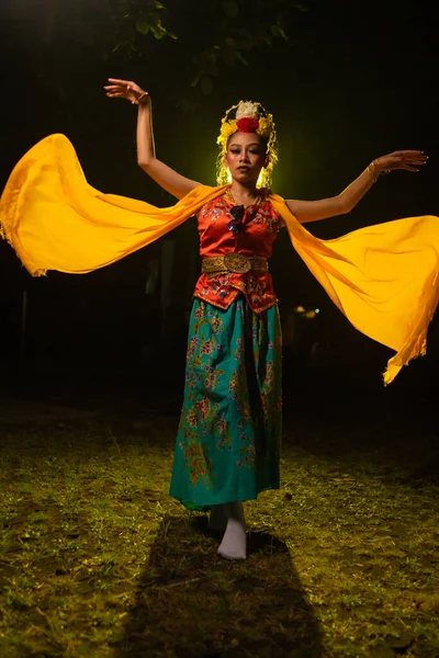 Traditional Indonesian Dancer Dances Yellow Scarf Floats Air Night — Stock Photo, Image