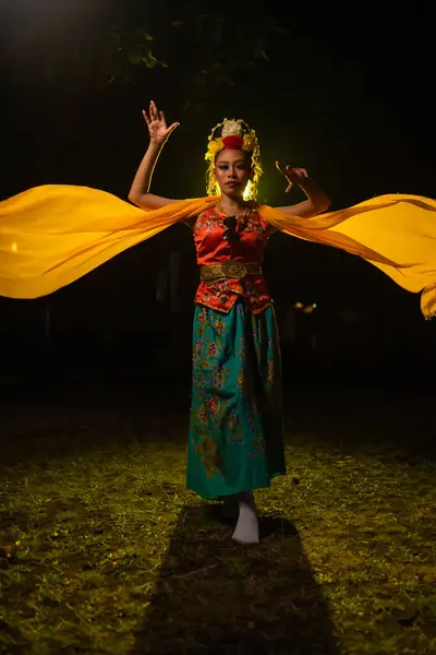 Ένας Παραδοσιακός Ινδονήσιος Χορευτής Χορεύει Ένα Κίτρινο Φουλάρι Που Αιωρείται — Φωτογραφία Αρχείου