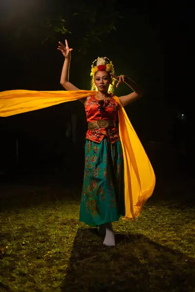Traditional Indonesian Dancer Dances Yellow Scarf Floats Air Night — Stock Photo, Image