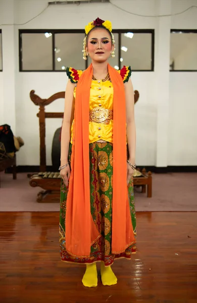 Uma Dançarina Indonésia Tradicional Traje Amarelo Lenço Laranja Pendurado Seu — Fotografia de Stock