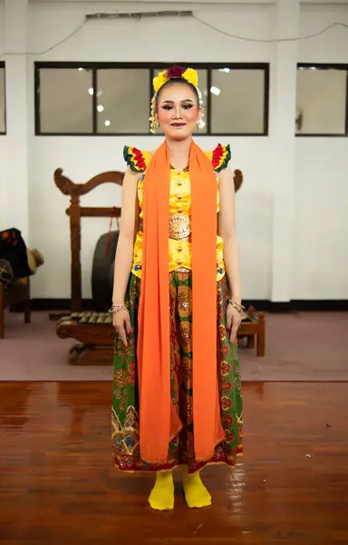 Penari Tradisional Indonesia Berdiri Dengan Kostum Kuning Dan Syal Oranye — Stok Foto