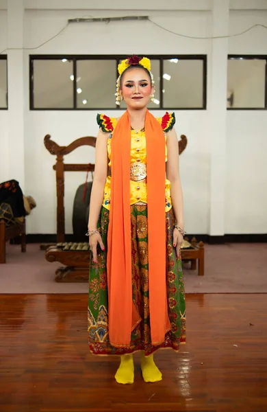 Een Traditionele Indonesische Danseres Een Geel Kostuum Een Oranje Sjaal — Stockfoto