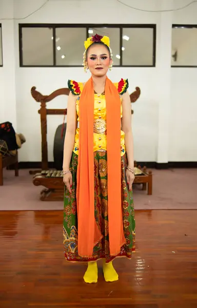 Традиционная Индонезийская Танцовщица Жёлтом Костюме Оранжевом Шарфе Висящем Теле Течение — стоковое фото