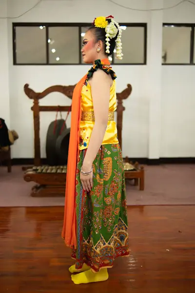 Traditional Indonesian Dancer Standing Yellow Costume Orange Scarf Hanging Her — Stock Photo, Image