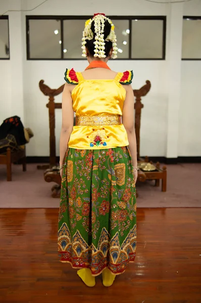 Tradycyjna Indonezyjska Tancerka Stojąca Żółtym Kostiumie Pomarańczowym Szaliku Zwisającym Jej — Zdjęcie stockowe
