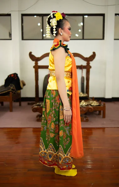 Geleneksel Endonezyalı Dansçı Sarı Kostümlü Gün Boyunca Vücudunda Turuncu Bir — Stok fotoğraf