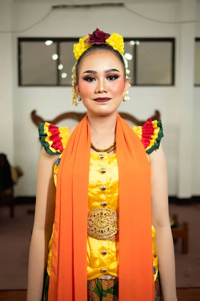 Традиційна Індонезійська Танцівниця Стоїть Жовтому Костюмі Помаранчевий Шарф Звисає Тілі — стокове фото