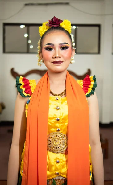 Penari Tradisional Indonesia Berdiri Dengan Kostum Kuning Dan Syal Oranye — Stok Foto