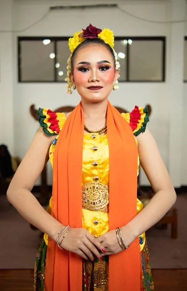Een Traditionele Indonesische Danseres Een Geel Kostuum Een Oranje Sjaal — Stockfoto