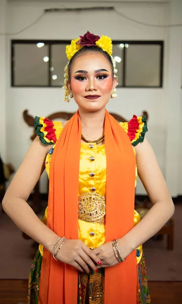 Egy Hagyományos Indonéz Táncos Áll Sárga Jelmezben Egy Narancssárga Sál — Stock Fotó