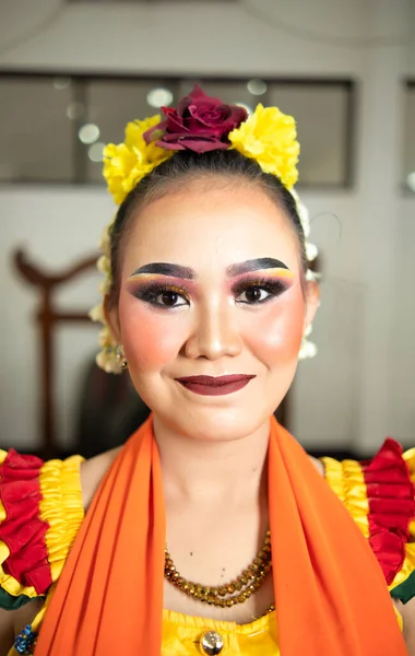Gyönyörű Arca Egy Hagyományos Indonéz Táncos Visel Virágot Bájos Smink — Stock Fotó