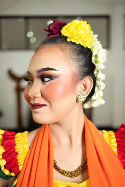 Όμορφο Πρόσωπο Ενός Παραδοσιακού Ινδονήσιου Χορευτή Φορώντας Λουλούδια Και Γοητευτικό — Φωτογραφία Αρχείου