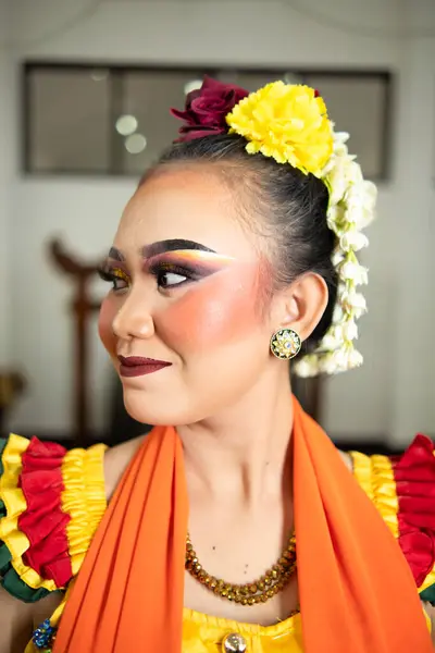 Piękna Twarz Tradycyjnej Indonezyjskiej Tancerki Noszącej Kwiaty Uroczy Makijaż Przed — Zdjęcie stockowe