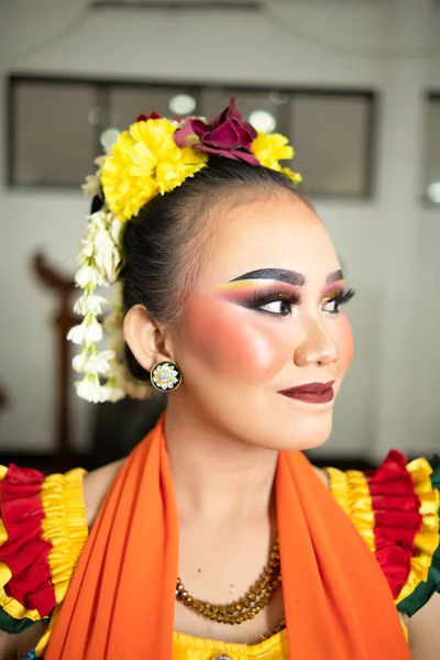 Krásná Tvář Tradiční Indonéské Tanečnice Sobě Květiny Okouzlující Make Před — Stock fotografie