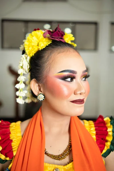 Wajah Cantik Dari Seorang Penari Tradisional Indonesia Mengenakan Bunga Dan — Stok Foto