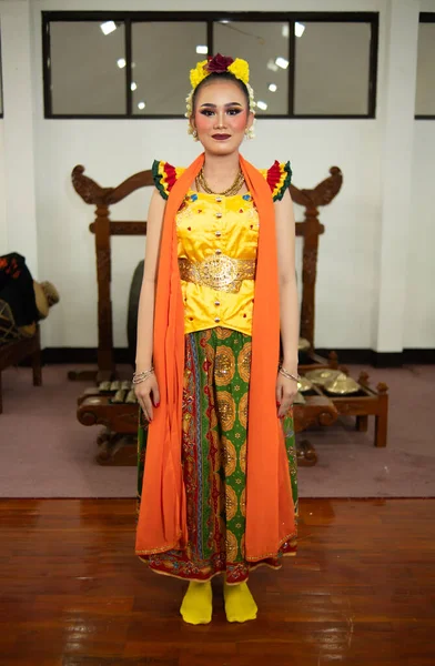 Une Danseuse Traditionnelle Indonésienne Debout Dans Costume Jaune Une Écharpe — Photo