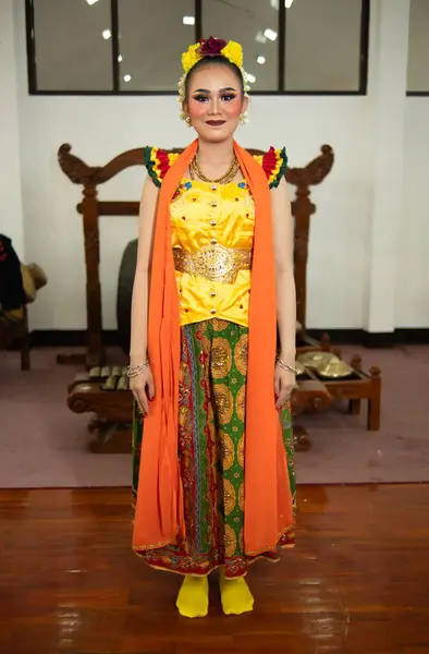 Geleneksel Endonezyalı Dansçı Sarı Kostümlü Gün Boyunca Vücudunda Turuncu Bir — Stok fotoğraf
