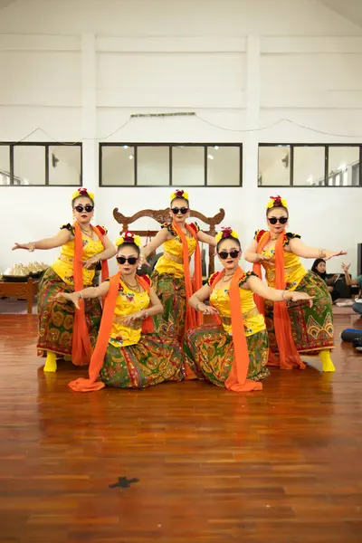 Group Traditional Javanese Dancers Dancing Very Agile While Wearing Sunglasses — Stock Photo, Image