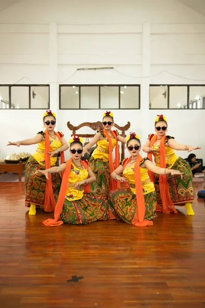 Skupina Tradičních Javánských Tanečníků Tančících Velmi Hbitě Zatímco Jevišti Noci — Stock fotografie
