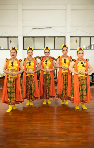 Tradicionális Sundanese Táncosok Egy Csoportja Áll Barátaikkal Mielőtt Előadás Délben — Stock Fotó