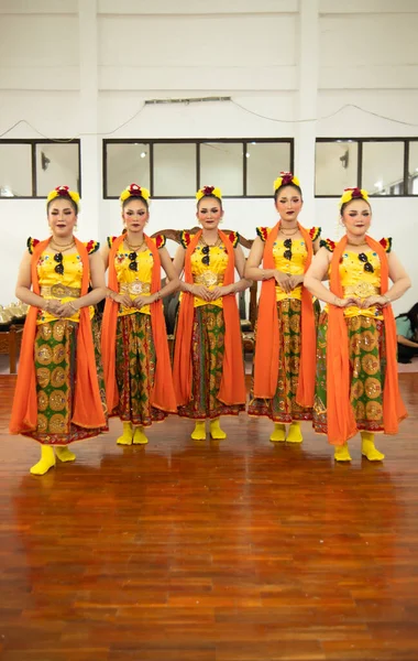 Skupina Tradičních Sundanských Tanečníků Stojící Svými Přáteli Před Začátkem Představení — Stock fotografie