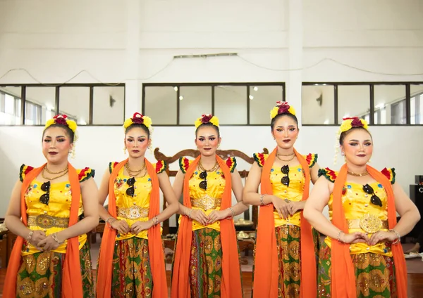 Eine Gruppe Traditioneller Sundanesischer Tänzer Die Mit Ihren Freunden Vor — Stockfoto