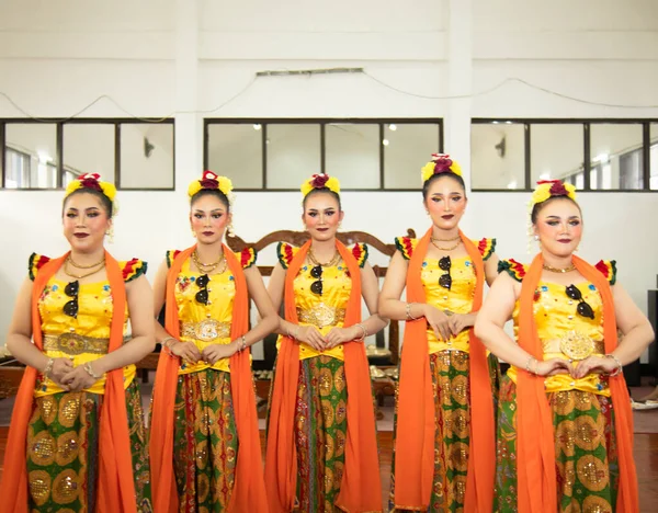 Grupo Bailarines Tradicionales Sundanese Pie Con Sus Amigos Antes Actuación —  Fotos de Stock