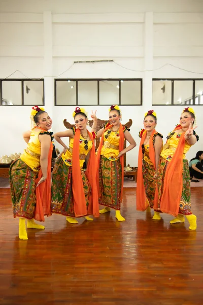 Grupp Traditionella Javanesiska Dansare Som Har Roligt Med Sina Vänner — Stockfoto