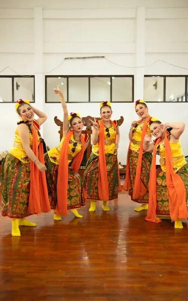 Skupina Tradičních Javánských Tanečníků Kteří Baví Svými Přáteli Pódiu Představení — Stock fotografie